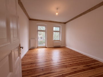 Zimmer 3 mit Balkon - 4 Zimmerwohnung zum Erstbezug nach Sanierung – Altbaucharme trifft modernen Wohnkomfort mit Balkon