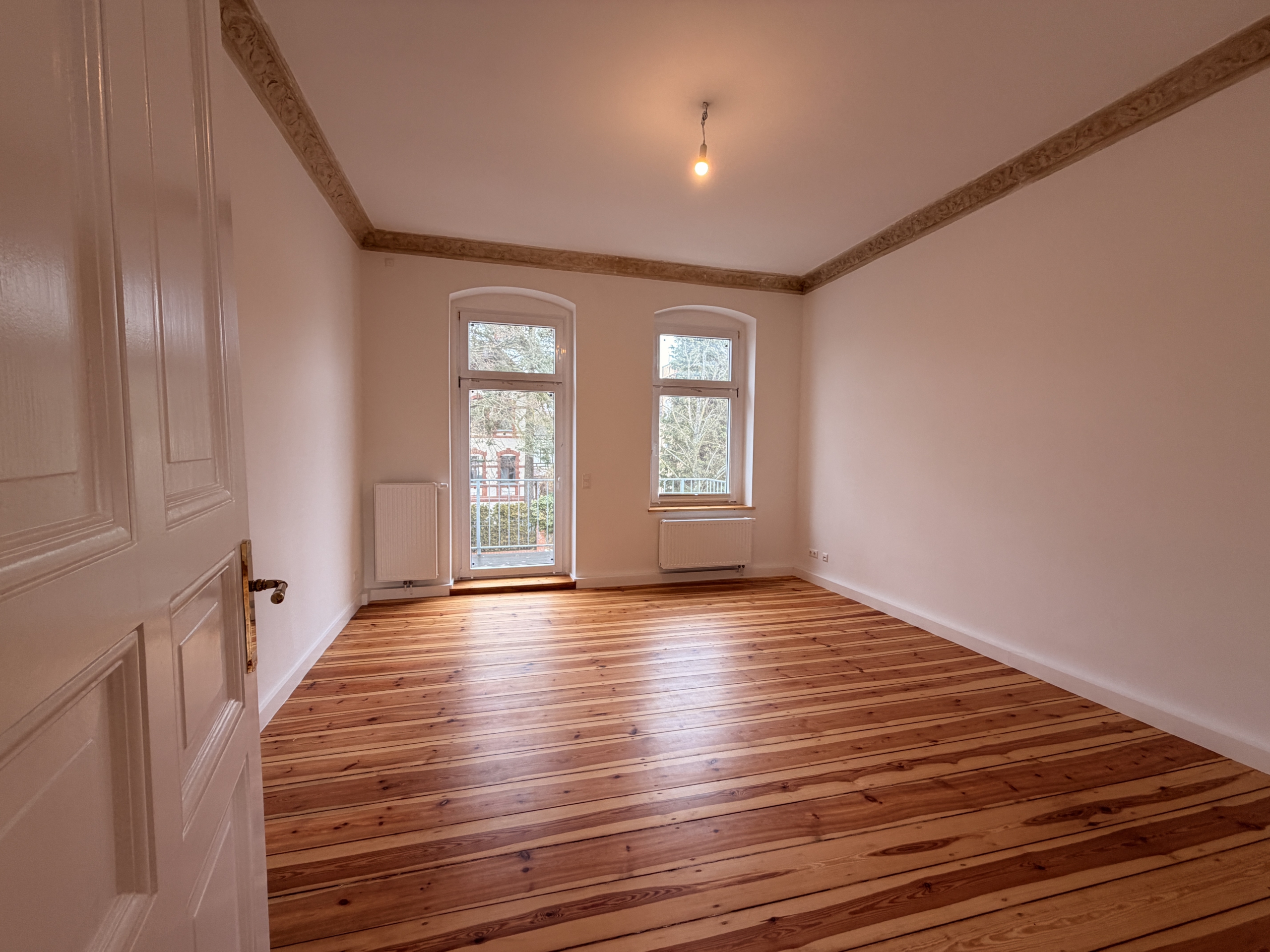 Zimmer 3 mit Balkon - 4 Zimmerwohnung zum Erstbezug nach Sanierung – Altbaucharme trifft modernen Wohnkomfort mit Balkon