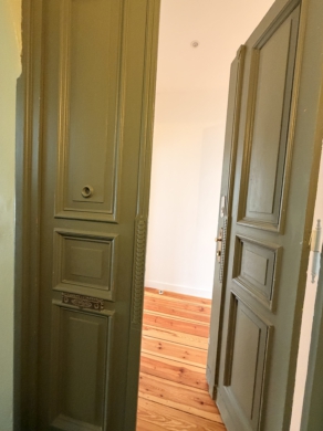 Zugang zur Wohnung - 4 Zimmerwohnung zum Erstbezug nach Sanierung – Altbaucharme trifft modernen Wohnkomfort mit Balkon