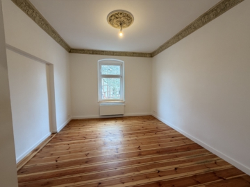 Zimmer 1 mit Stuck - 4 Zimmerwohnung zum Erstbezug nach Sanierung – Altbaucharme trifft modernen Wohnkomfort mit Balkon