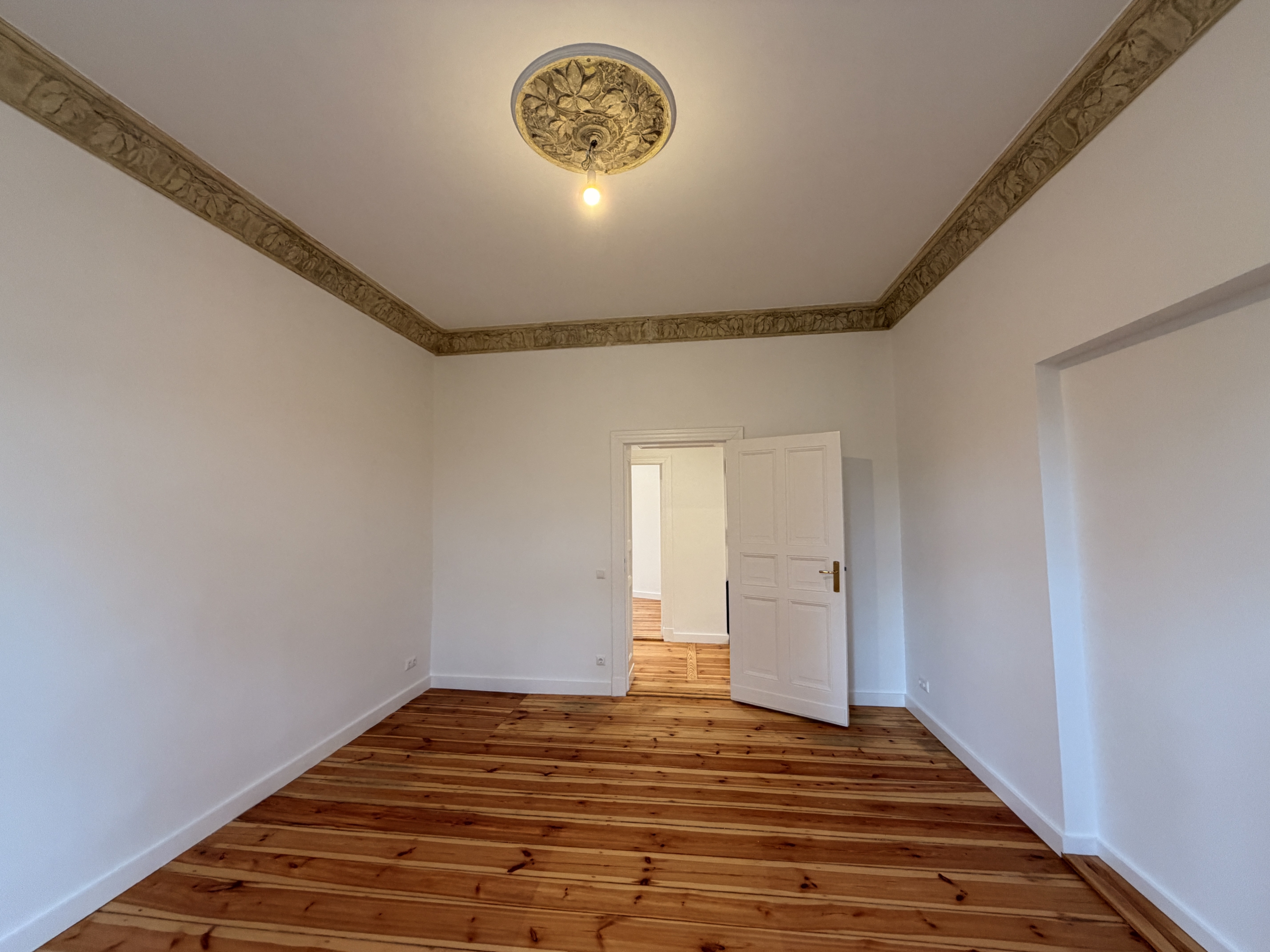 Zimmer 1 mit Blick zum Flur - 4 Zimmerwohnung zum Erstbezug nach Sanierung – Altbaucharme trifft modernen Wohnkomfort mit Balkon