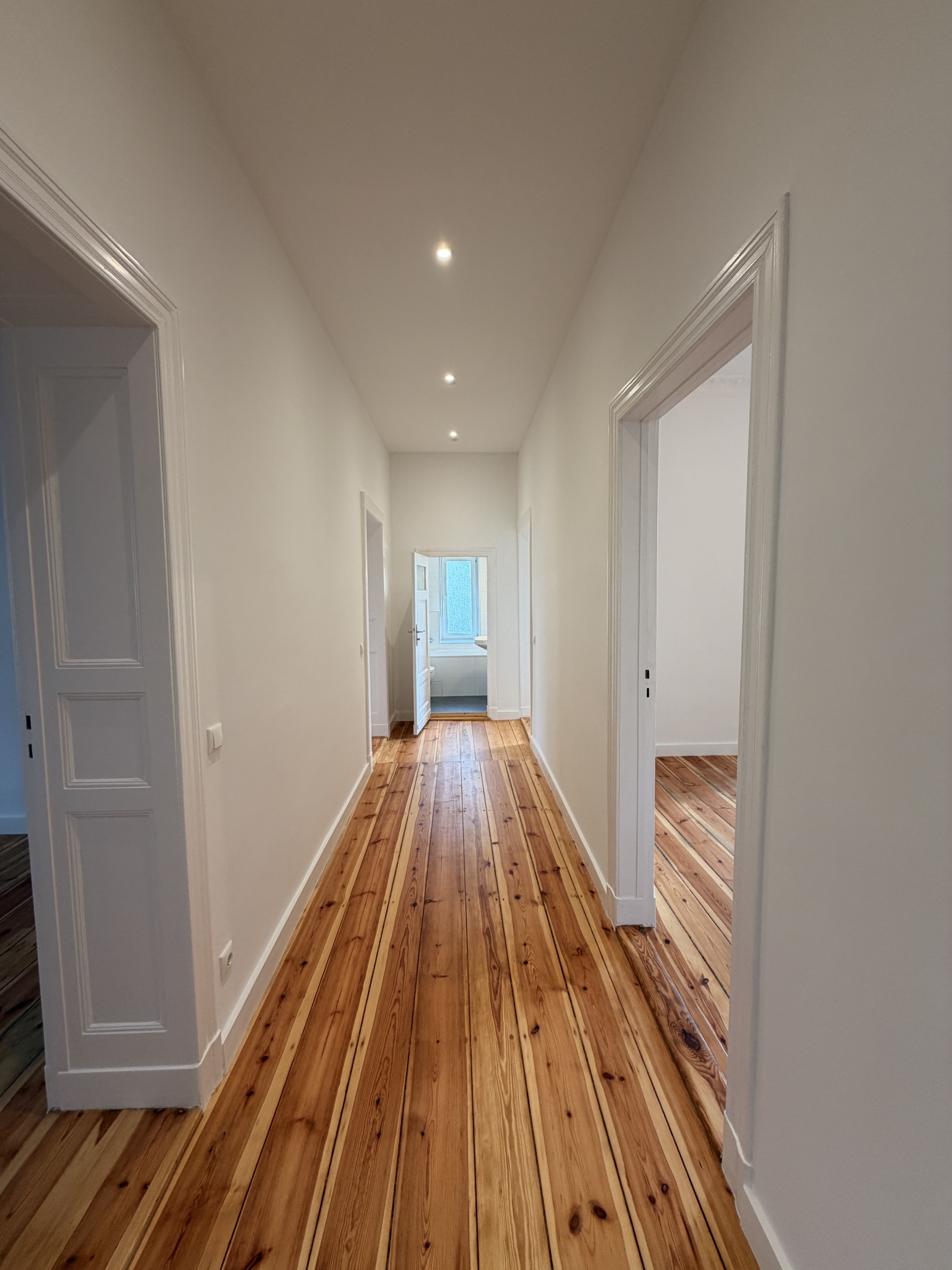 Flur - 4 Zimmerwohnung zum Erstbezug nach Sanierung – Altbaucharme trifft modernen Wohnkomfort mit Balkon