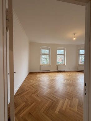 Zugang zum Wohnzimmer - 4 Zimmerwohnung zum Erstbezug nach Sanierung – Altbaucharme trifft modernen Wohnkomfort mit Balkon