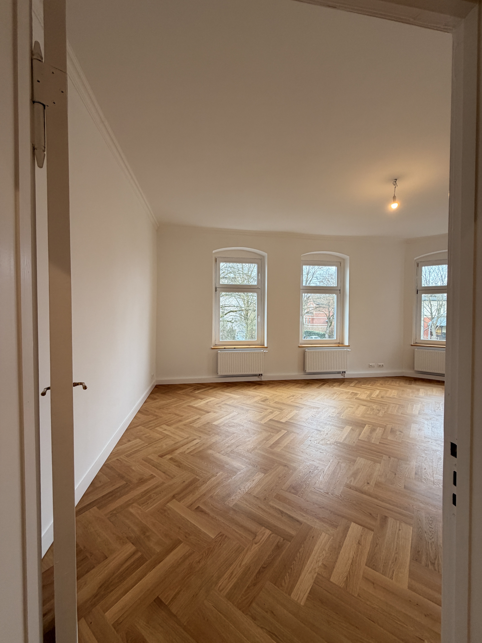 Zugang zum Wohnzimmer - 4 Zimmerwohnung zum Erstbezug nach Sanierung – Altbaucharme trifft modernen Wohnkomfort mit Balkon