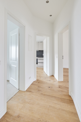 Flur mit Blick in die Zimmer - Hannover Linden – 2,5-Zimmerwohnung mit Einbauküche und Luxusausstattung