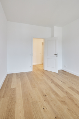 Wohnzimmer blick zur Tür - Hannover Linden – 2,5-Zimmerwohnung mit Einbauküche und Luxusausstattung