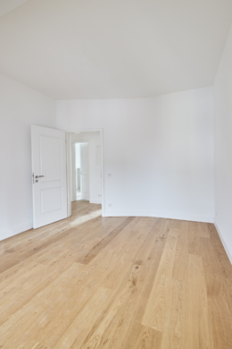 Schlafzimmer mit Blick zur Tür - Hannover Linden – 2,5-Zimmerwohnung mit Einbauküche und Luxusausstattung