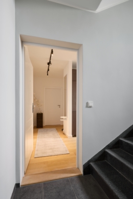 Zugang und Blick in den Flur - 3 Zimmerwohnung mit Balkon direkt zwischen Kudamm und dem Tiergarten – Erstbezug nach Sanierung