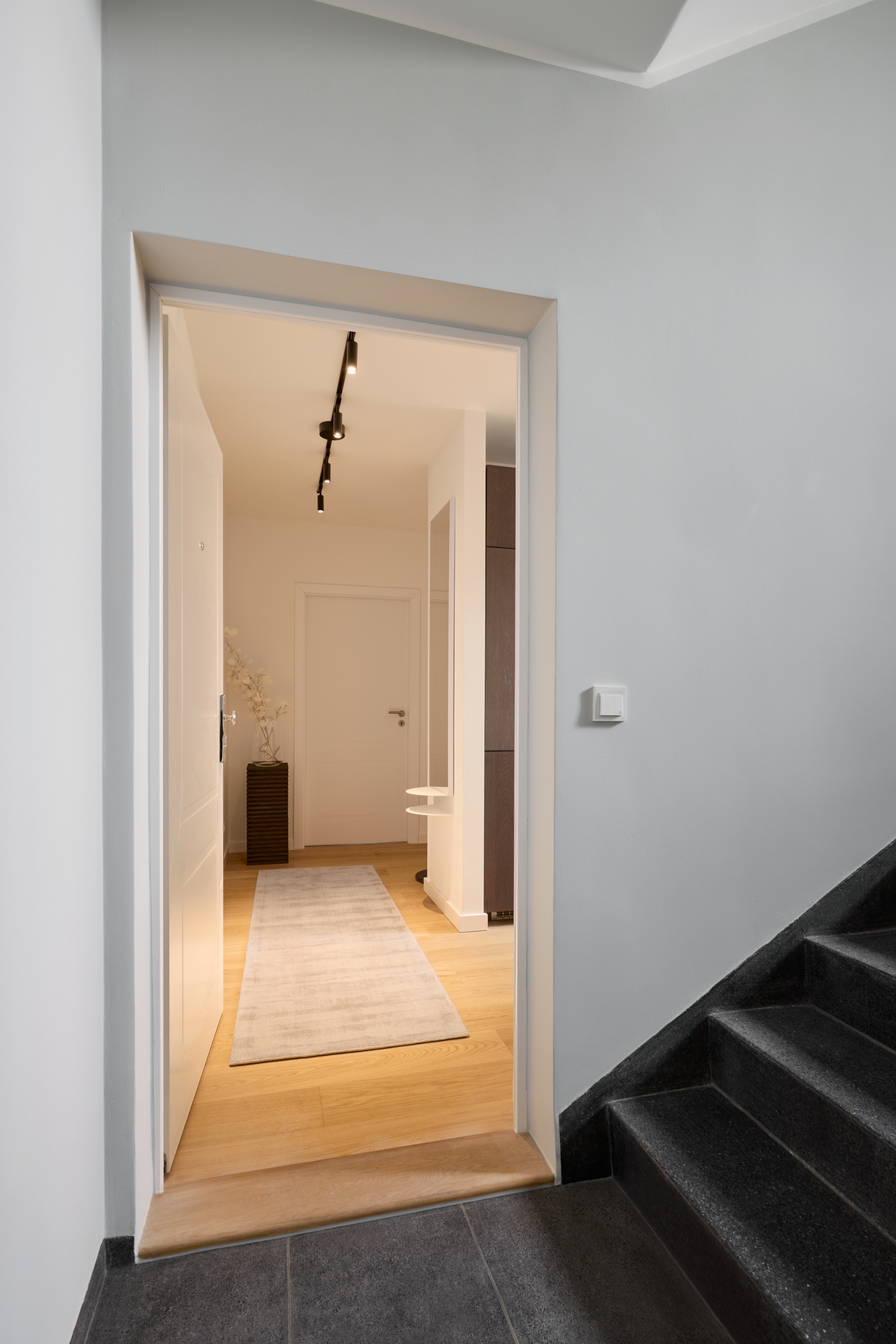 Zugang und Blick in den Flur - 3 Zimmerwohnung mit Balkon direkt zwischen Kudamm und dem Tiergarten – Erstbezug nach Sanierung