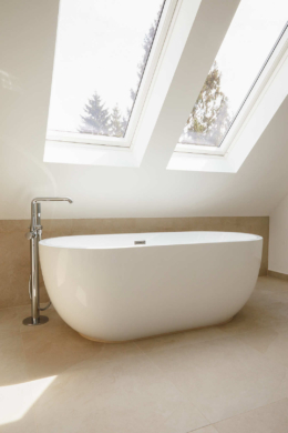 Badewanne - Sanierte 4-Zimmer Dachgeschosswohnung zum Erstbezug