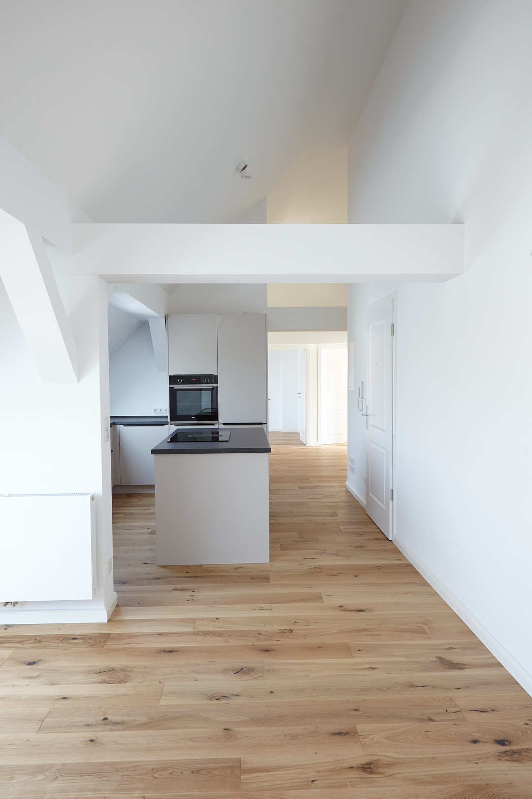 Blick zur offenen Küche - Sanierte 4-Zimmer Dachgeschosswohnung zum Erstbezug