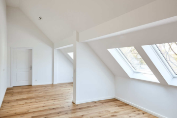 Fensterfront Wohnbereich - Sanierte 4-Zimmer Dachgeschosswohnung zum Erstbezug