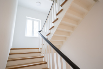 Treppenhaus mit Handlauf - Sanierte 4-Zimmer Dachgeschosswohnung zum Erstbezug