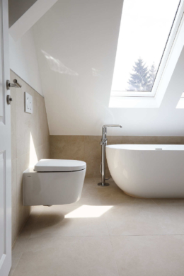 Bad mit Fenster - Sanierte 4-Zimmer Dachgeschosswohnung zum Erstbezug