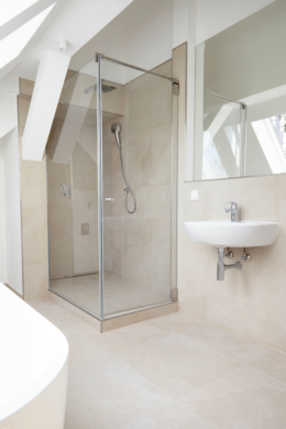 Bad mit Dusche - Sanierte 4-Zimmer Dachgeschosswohnung zum Erstbezug