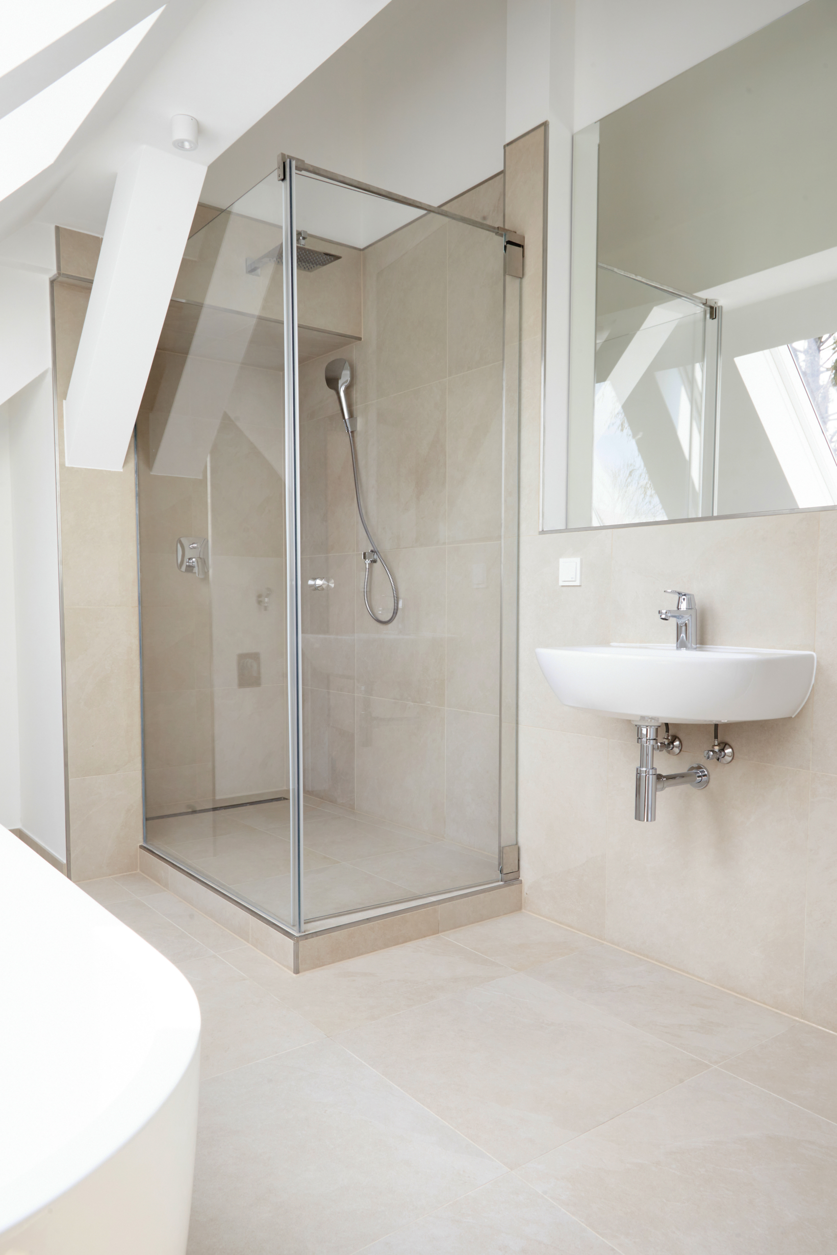 Bad mit Dusche - Sanierte 4-Zimmer Dachgeschosswohnung zum Erstbezug