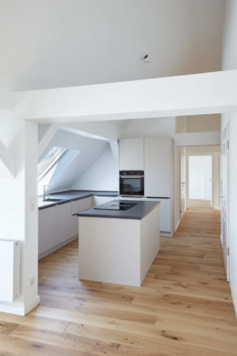 Küche mit Kochinsel - Sanierte 4-Zimmer Dachgeschosswohnung zum Erstbezug