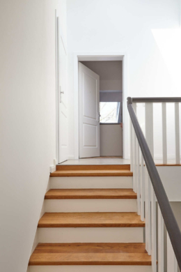 Zugang zur Wohnung - Sanierte 4-Zimmer Dachgeschosswohnung zum Erstbezug