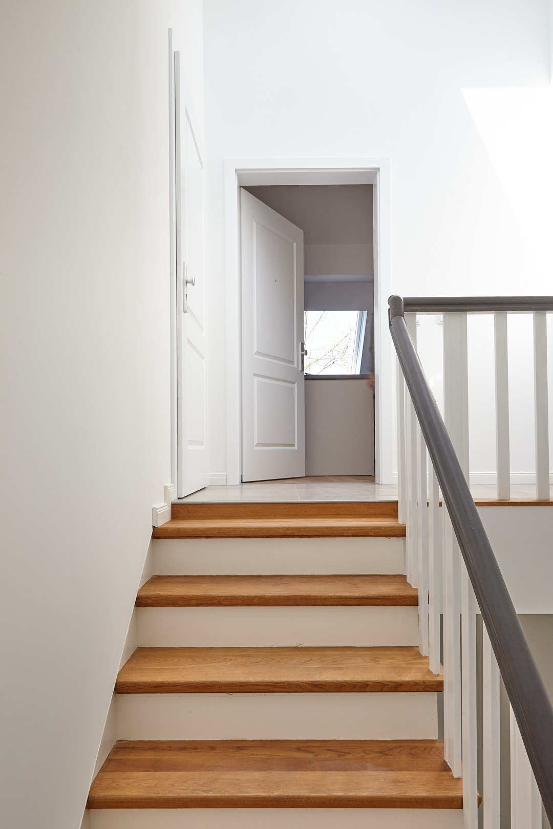 Zugang zur Wohnung - Sanierte 4-Zimmer Dachgeschosswohnung zum Erstbezug