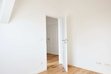 Blick aus dem Schlafzimmer 3 - Sanierte 4-Zimmer Dachgeschosswohnung zum Erstbezug