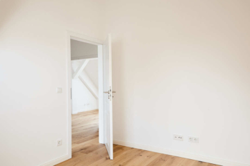 Schlafzimmer - Sanierte 4-Zimmer Dachgeschosswohnung zum Erstbezug