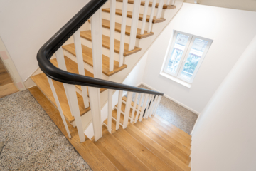 Flur im Haus - Sanierte 4-Zimmer Dachgeschosswohnung zum Erstbezug