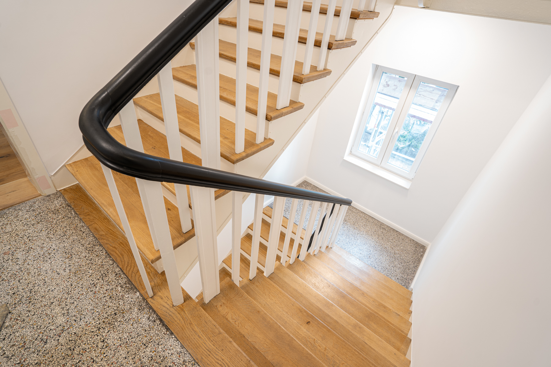 Flur im Haus - Sanierte 4-Zimmer Dachgeschosswohnung zum Erstbezug