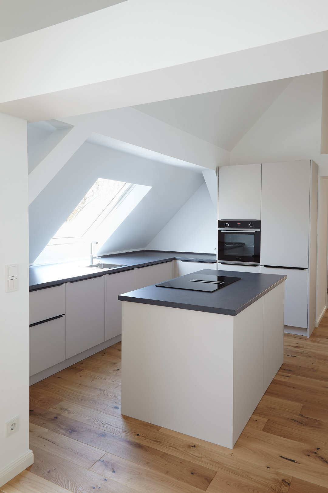 Küche - Sanierte 4-Zimmer Dachgeschosswohnung zum Erstbezug