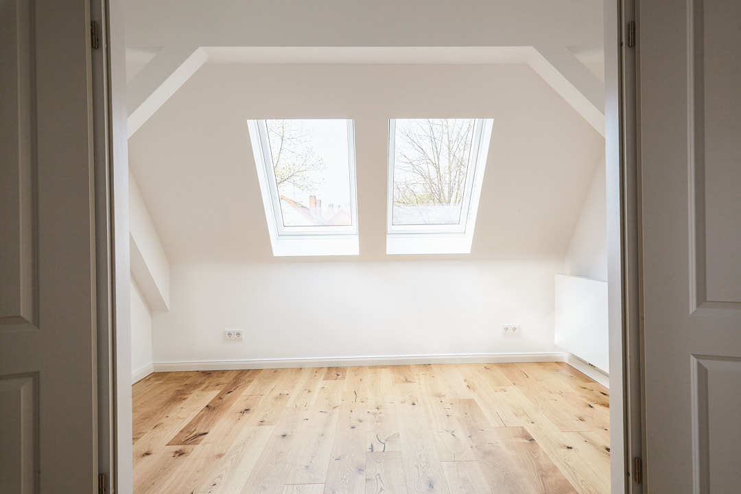 Schlafzimmer mit Flügeltür - Sanierte 4-Zimmer Dachgeschosswohnung zum Erstbezug