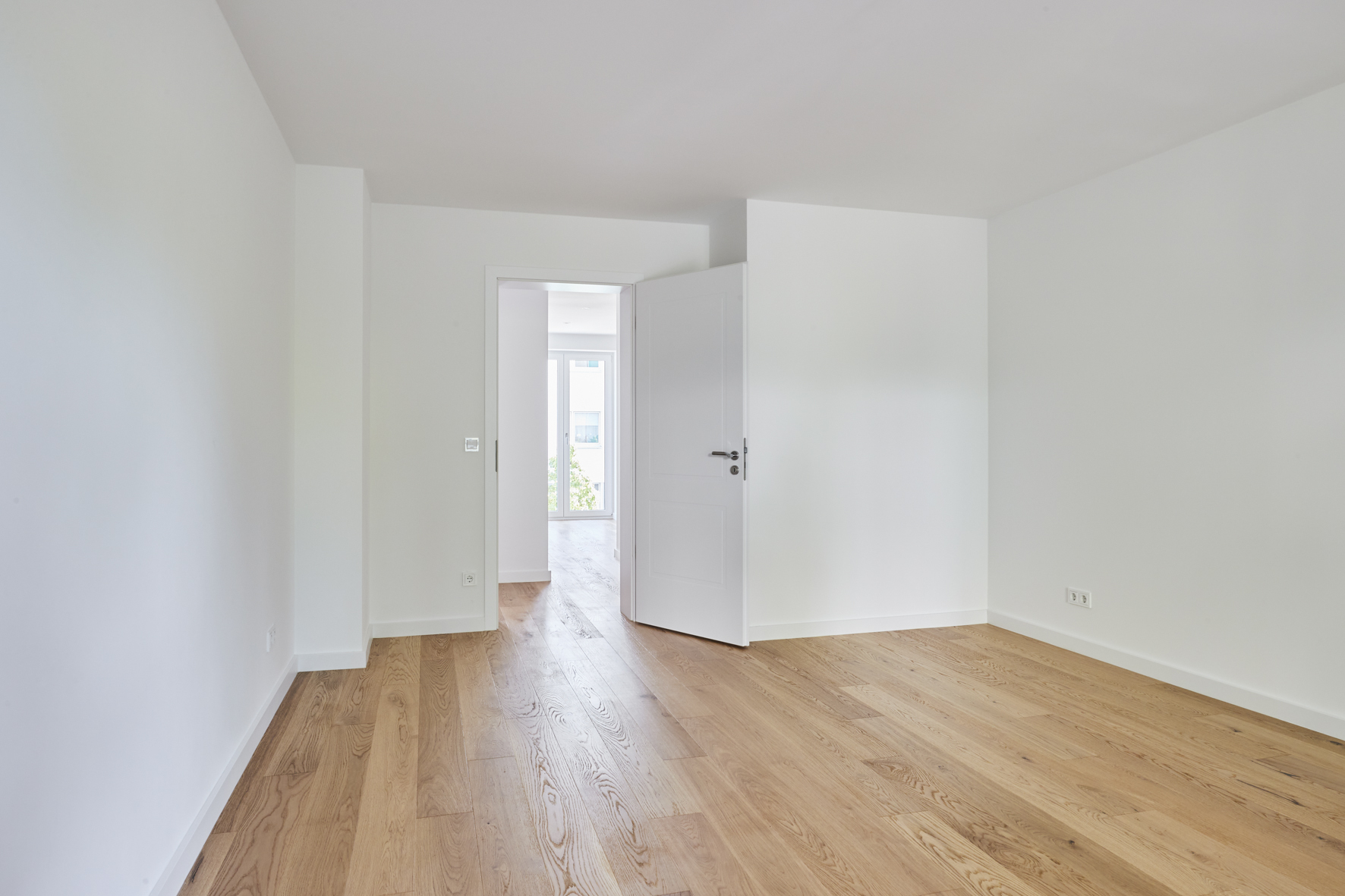 Wohnzimmer mit Blick zur Tür - Traumhafte Hochparterre Wohnung mit Garten und Einbauküche in Bestlage Hannover Mitte