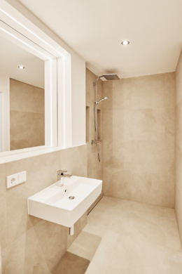 Badezimmer_ - Traumhafte Hochparterre Wohnung mit Garten und Einbauküche in Bestlage Hannover Mitte