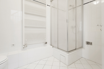 Untergeschoss-Badezimmer_ - Lichtdurchflutete Penthouse Wohnung in Bestlage Berlin Tiergarten