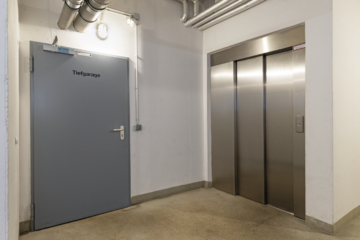 Zugang Fahrstuhl vom TG-Platz - Lichtdurchflutete Penthouse Wohnung in Bestlage Berlin Tiergarten