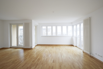 Wohnzimmer mit Loggia - Lichtdurchflutete Penthouse Wohnung in Bestlage Berlin Tiergarten