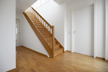 Flur mit Blick zur Treppe - Lichtdurchflutete Penthouse Wohnung in Bestlage Berlin Tiergarten