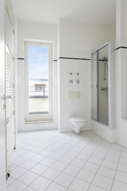 Obergeschoss-Badezimmer - Lichtdurchflutete Penthouse Wohnung in Bestlage Berlin Tiergarten