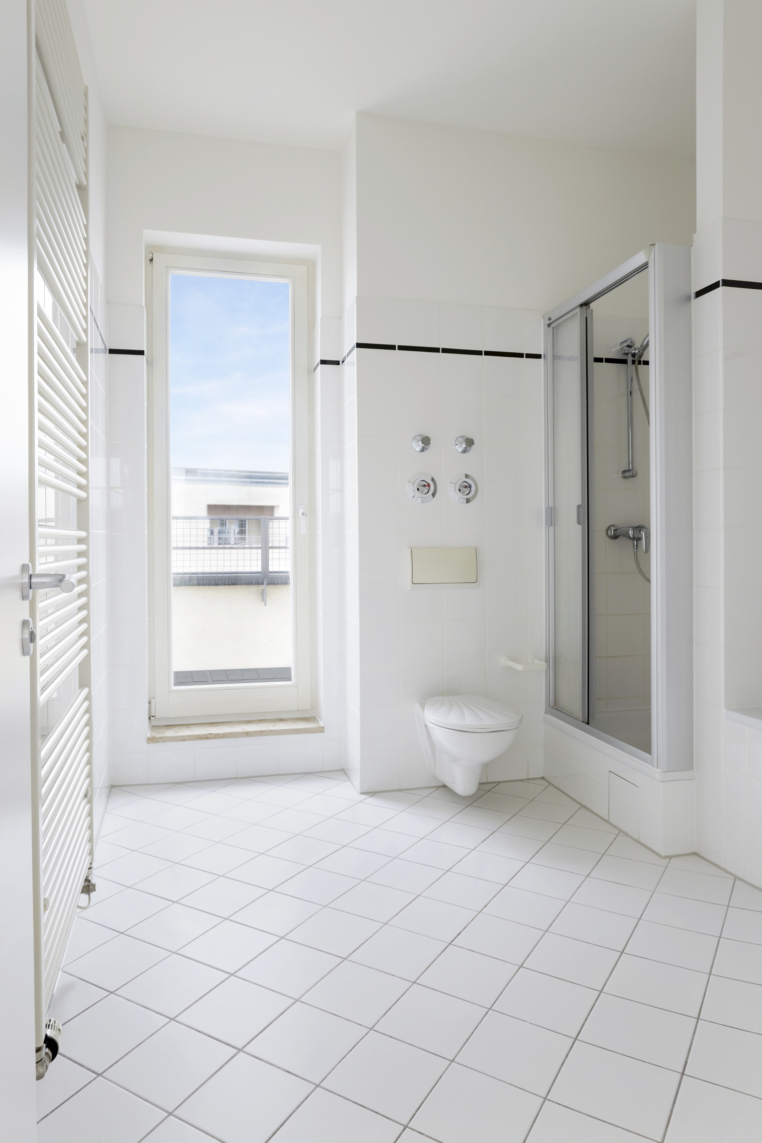 Obergeschoss-Badezimmer - Lichtdurchflutete Penthouse Wohnung in Bestlage Berlin Tiergarten