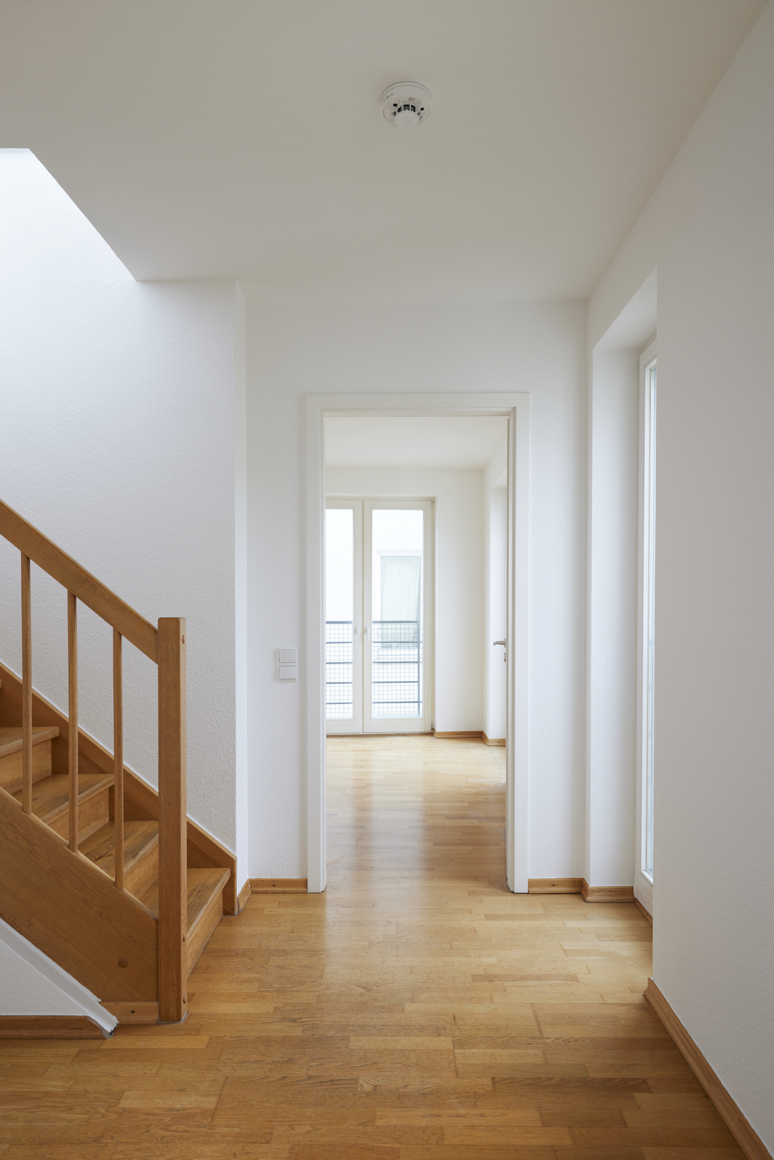 Untergeschoss-Flur mit Blick ins Zimmer - Lichtdurchflutete Penthouse Wohnung in Bestlage Berlin Tiergarten