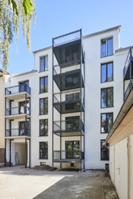 hintere Hausansicht-Balkone - **RESERVIERT**Erstklassige 2-Zimmerwohnung mit Einbauküche in Bestlage Hannover