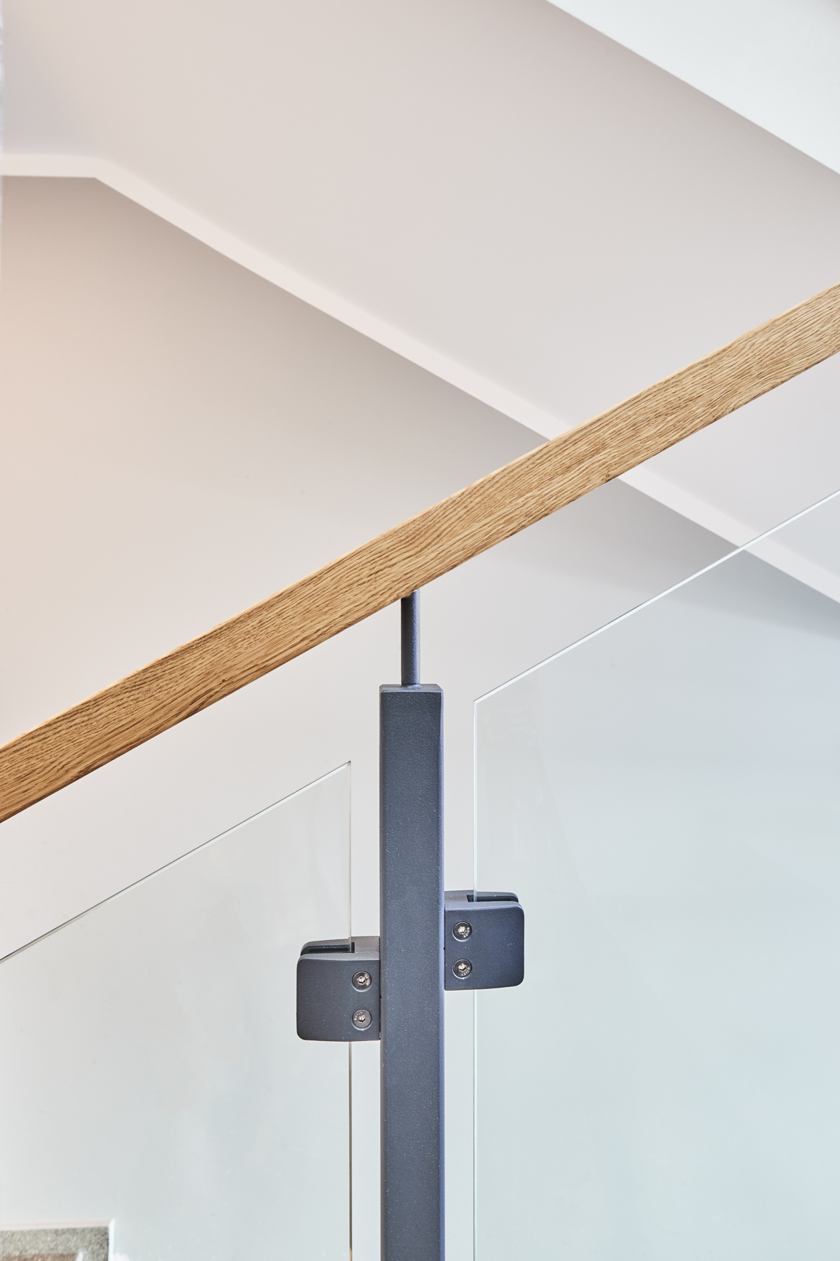 Ansicht Treppengeländer - **RESERVIERT**Erstklassige 2-Zimmerwohnung mit Einbauküche in Bestlage Hannover