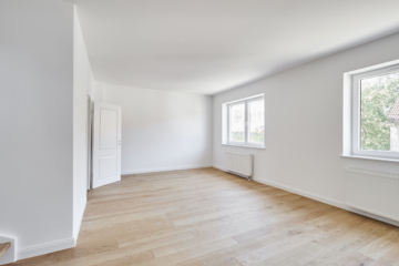 Wohnzimmer - Sanierte 4-Zimmer Maisonette Wohnung mit zwei Bädern mit Fenster und Balkon