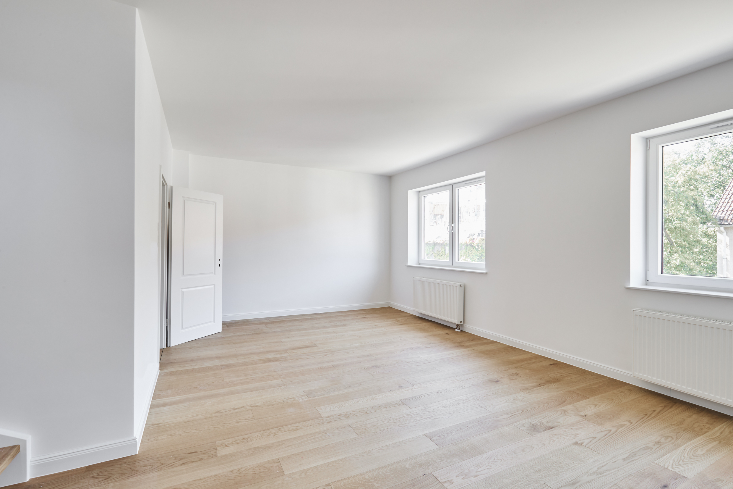 Wohnzimmer - Sanierte 4-Zimmer Maisonette Wohnung mit zwei Bädern mit Fenster und Balkon