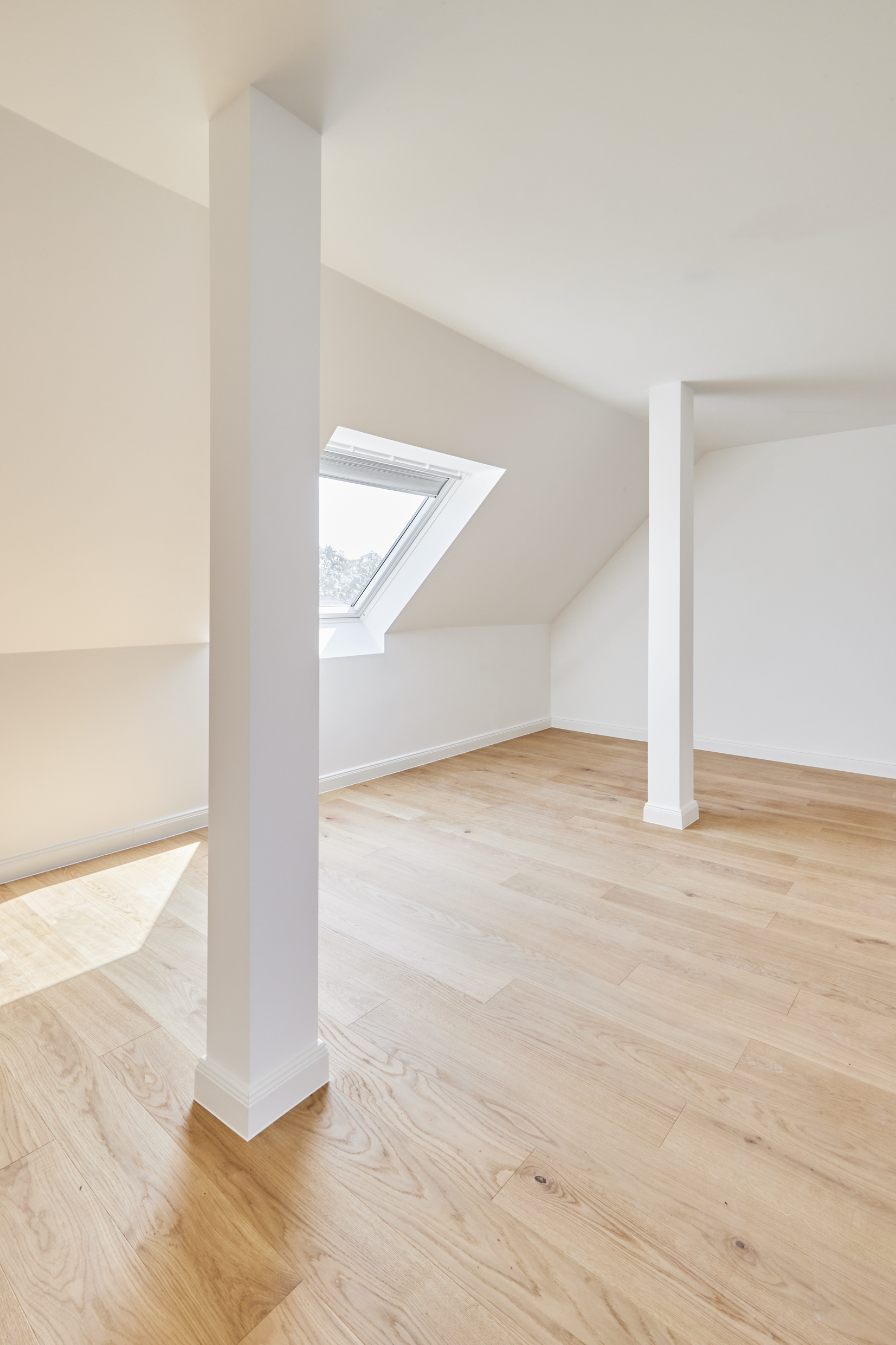 Zimmer 1 OG - Sanierte 4-Zimmer Maisonette Wohnung mit zwei Bädern mit Fenster und Balkon