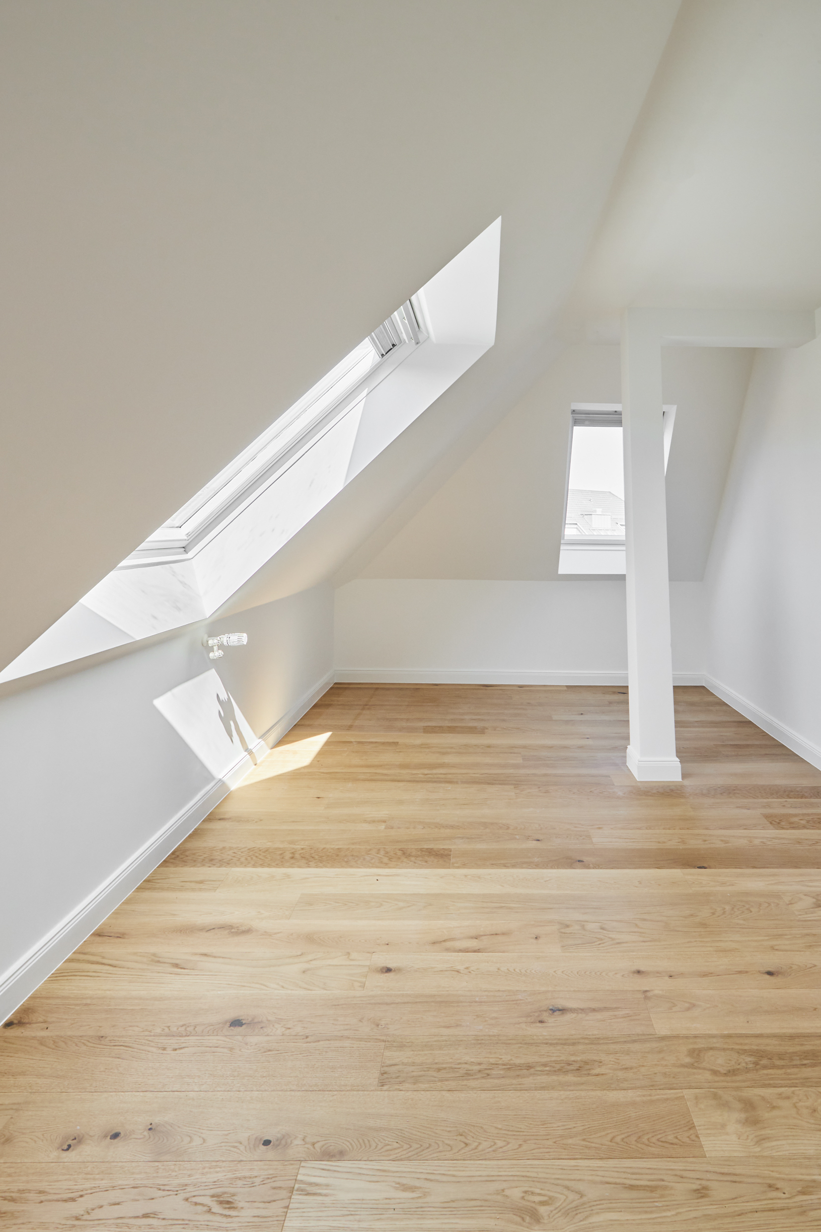 Zimmer 2 OG - Sanierte 4-Zimmer Maisonette Wohnung mit zwei Bädern mit Fenster und Balkon