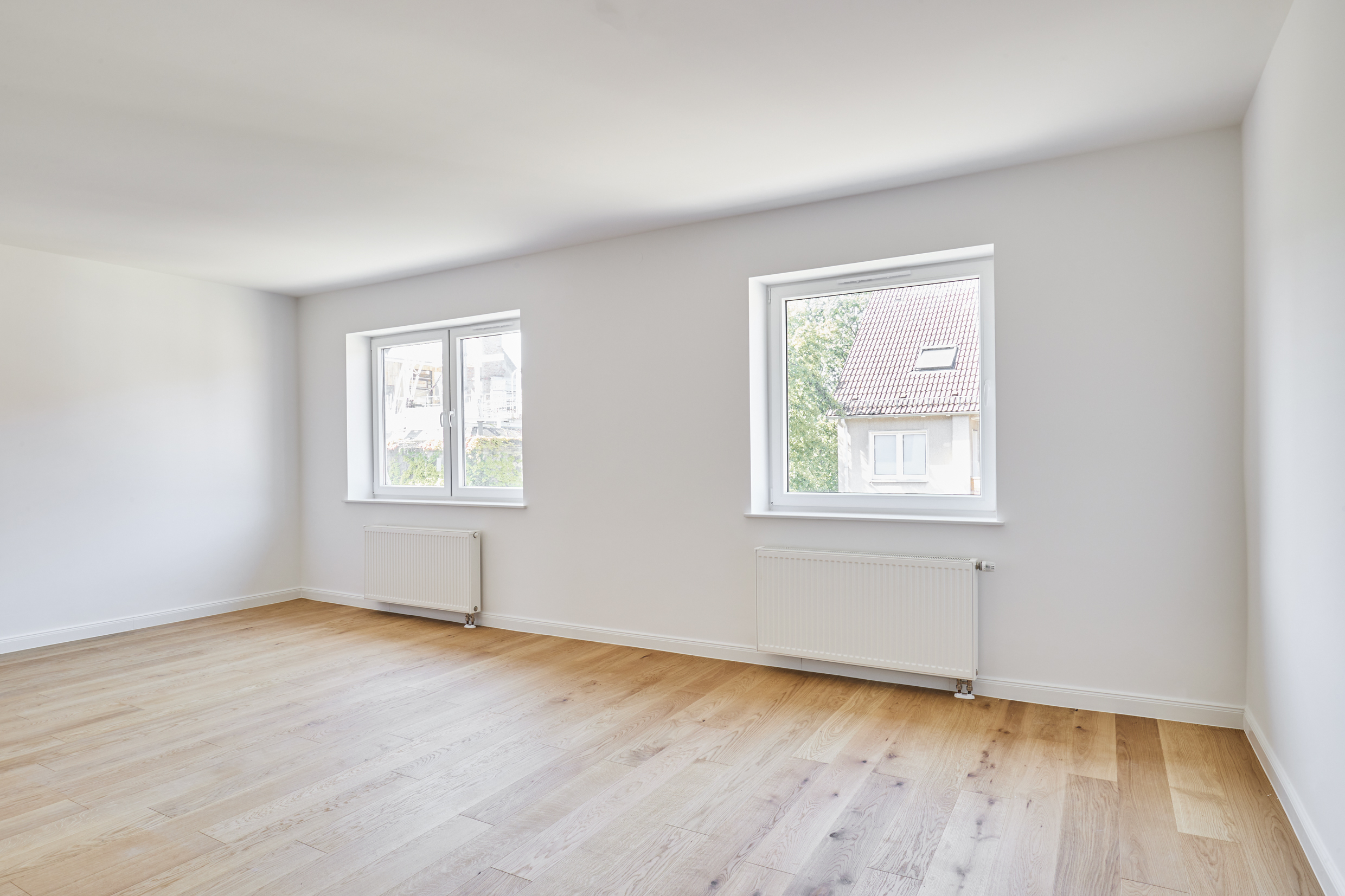 Helles Wohnzimmer - Sanierte 4-Zimmer Maisonette Wohnung mit zwei Bädern mit Fenster und Balkon