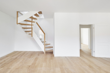 Treppe mit Blick in den Flur - Sanierte 4-Zimmer Maisonette Wohnung mit zwei Bädern mit Fenster und Balkon