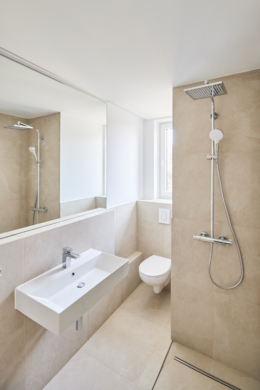 Badezimmer Untergeschoss - Sanierte 4-Zimmer Maisonette Wohnung mit zwei Bädern mit Fenster und Balkon