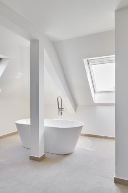 Badezimmer Obergeschoss - Sanierte 4-Zimmer Maisonette Wohnung mit zwei Bädern mit Fenster und Balkon