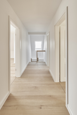 Flur Obergeschoss - Sanierte 4-Zimmer Maisonette Wohnung mit zwei Bädern mit Fenster und Balkon