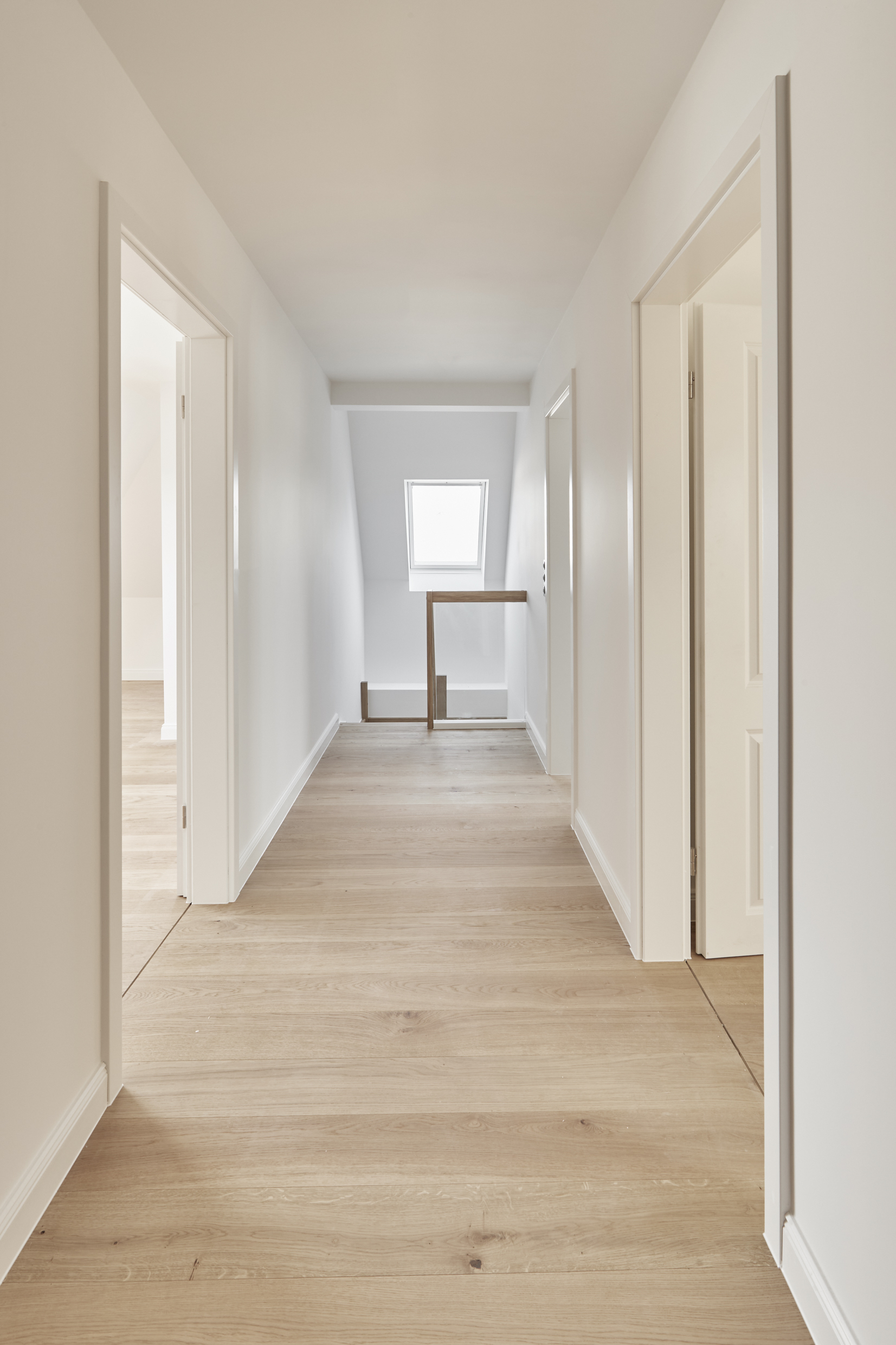 Flur Obergeschoss - Sanierte 4-Zimmer Maisonette Wohnung mit zwei Bädern mit Fenster und Balkon